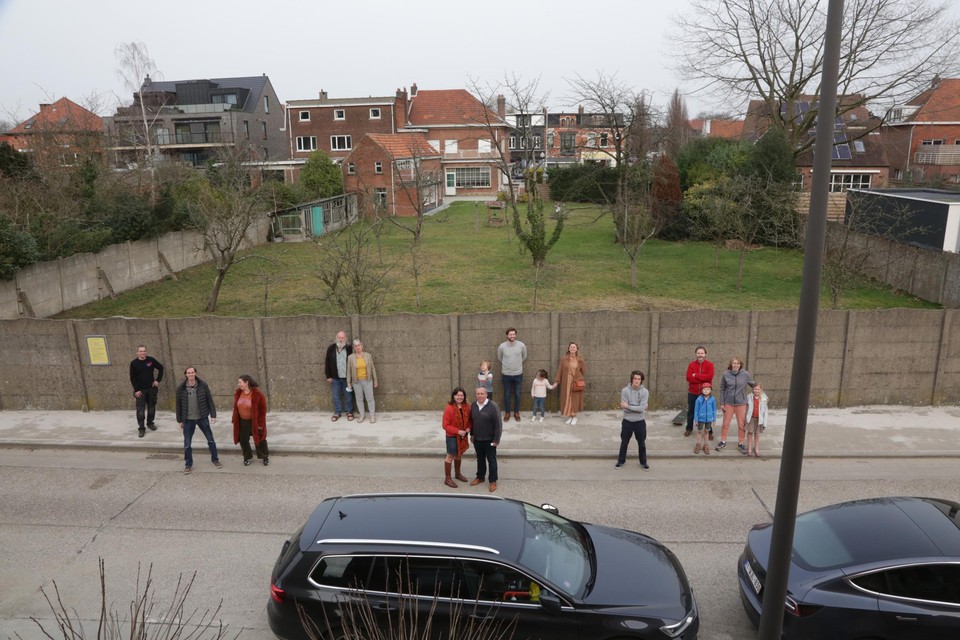 De ondergrondse garage van de appartementen langs de Kapelsesteenweg (achtergrond) mondt uit in de Alfons De Schutterstraat. Met de bouw van vier eengezinswoningen in de straat, vreest de buurt overlast.
