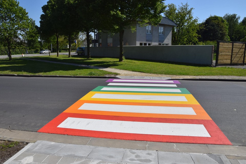 Een regenboogzebrapad.