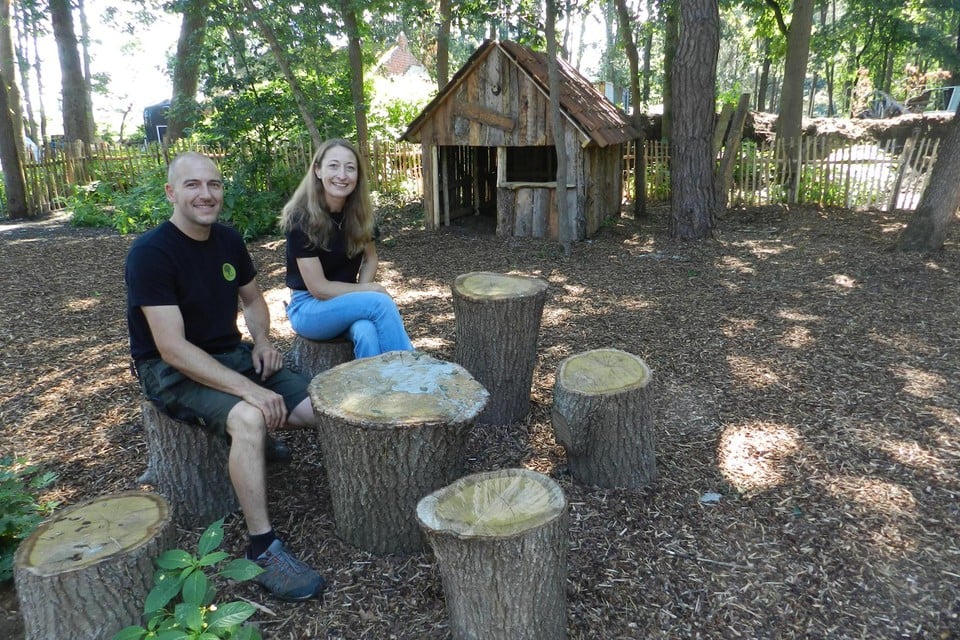 Koen en Tina maakten van een verwilderd bos een speelzone. Het speelhuisje op de achtergrond is gemaakt met hout van bomen die gekapt moesten worden. 