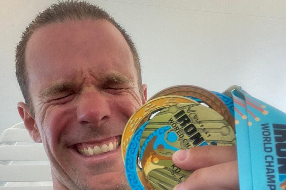 Tom De Bruyn met zijn gouden plak van het WK triatlon Ironman Hawaï in zijn leeftijdscategorie. 