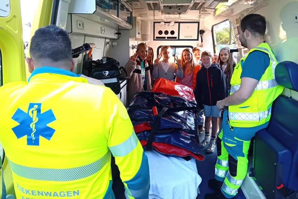 De ambulanciers van DGH Arendonk tonen onder meer hoe een ziekenwagen in elkaar zit.