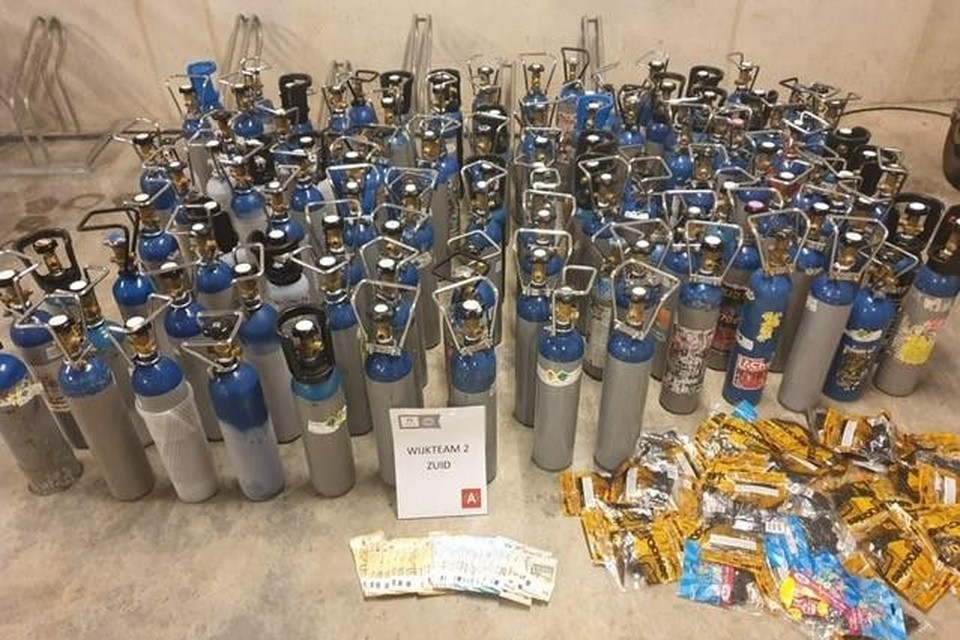 In Hoboken heeft de Antwerpse politie zondag 119 flessen lachgas aangetroffen in een bestelwagen. 