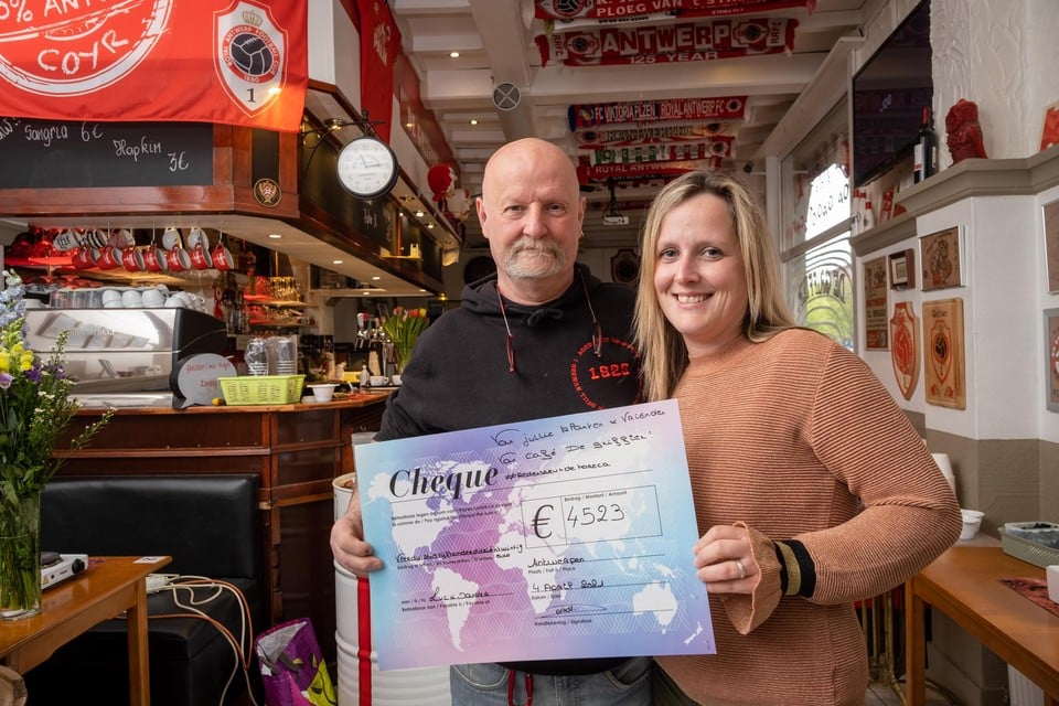 Luc Delval en dochter Vanessa met de cheque van klanten en vrienden.