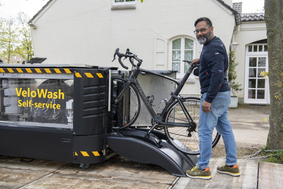 Joachim Vandenbussche gebruikt de VeloWash aan zijn winkel in Bornem ook voor fietsen die bij hem een onderhoud krijgen.