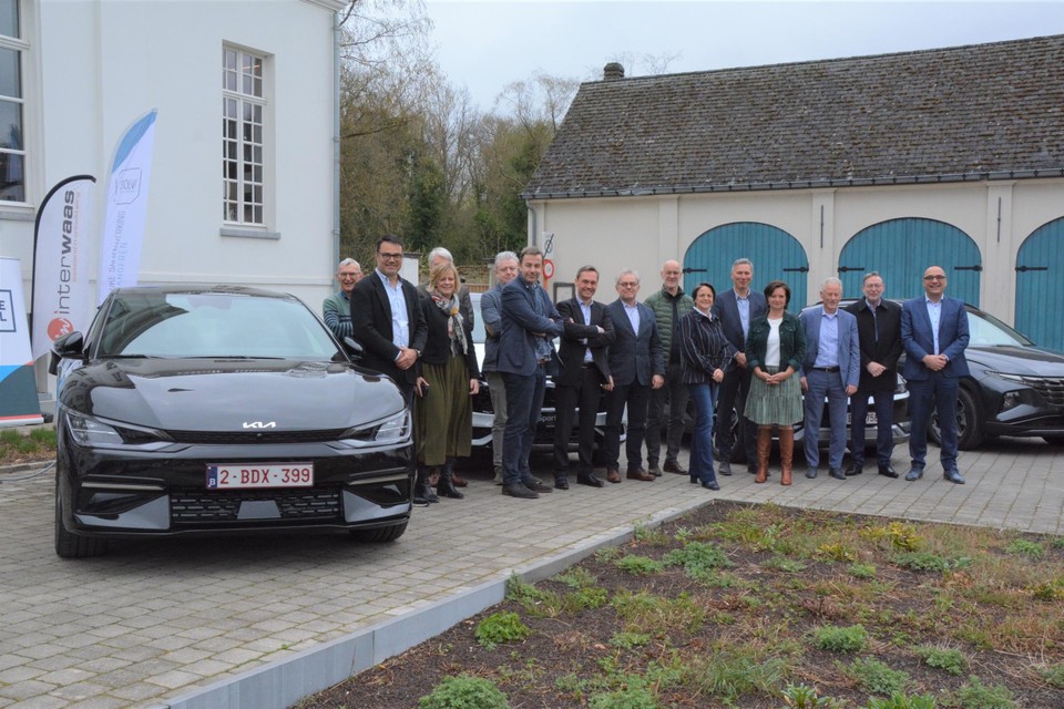 Vertegenwoordigers van de verschillende intercommunales bij de elektrische wagens.