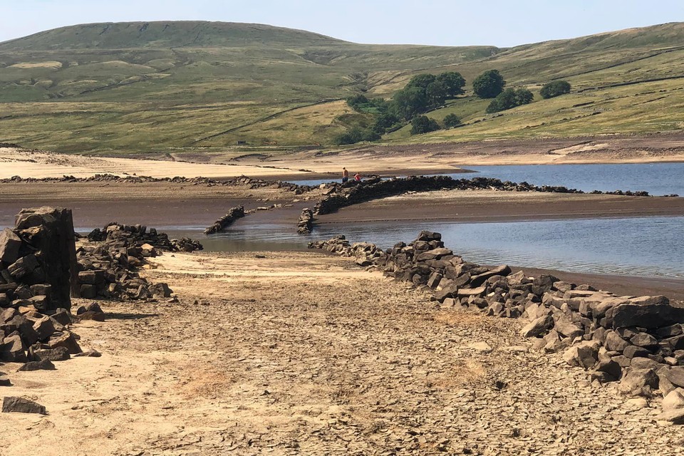 De Britse Nichola Barningham plaatste op sociale media beelden van een middeleeuws dorp dat in Yorkshire bloot kwam te liggen door de lage waterstand van het Scar House reservoir.  