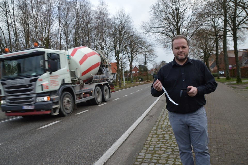 Tom Sleeuwaert van H-Eerlijk Zoersel met een telraam in Halle-Dorp, waar de zone 30 vaak niet gerespecteerd wordt en sinds de kilometerheffing veel zwaar verkeer passeert. 