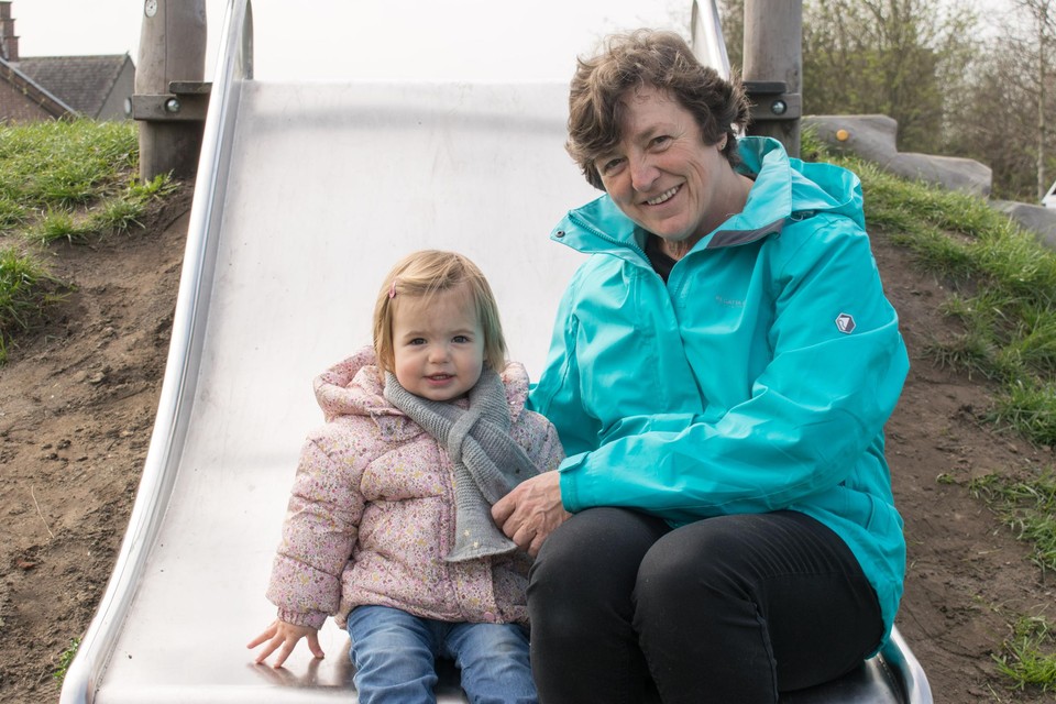 An Verbeek woont op een boogscheut van buurtplek ’t Werft. Sinds de opening komt ze er geregeld met haar kleinkinderen.