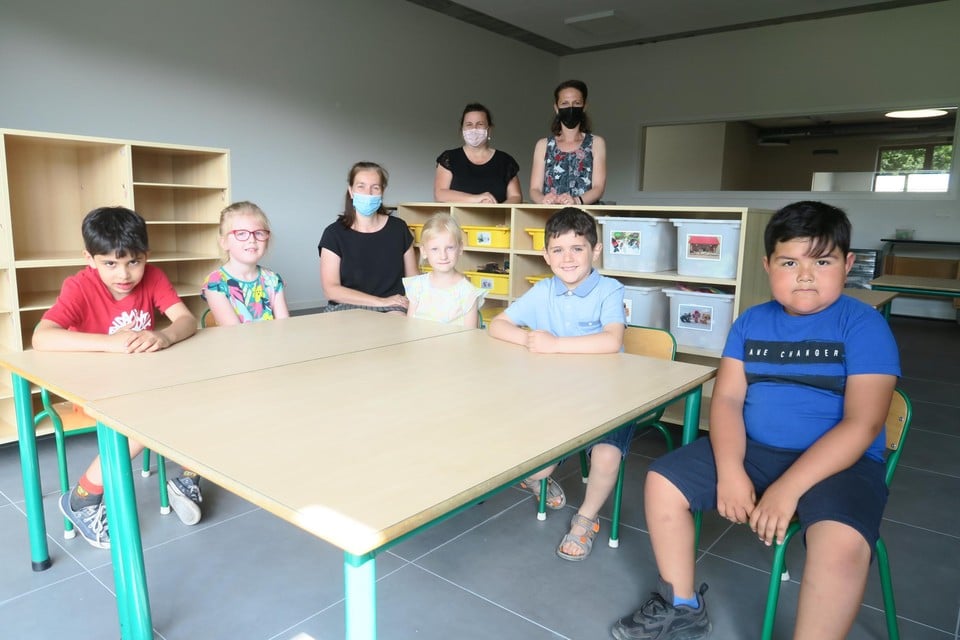 Enkele kleuters kwamen al eens op verkenning met hun juf Wendy Vervloet. Achteraan staan directeurs Veerle Molkens en Gryt Rombouts.
