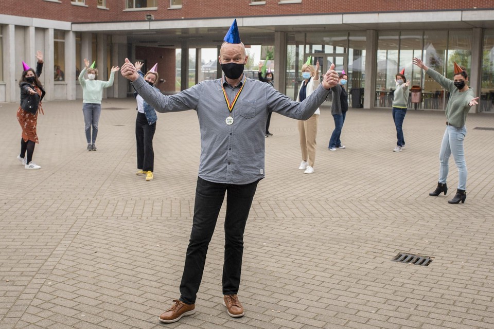 Omdat Jef het als enige man zo lang volhield op het secretariaat, schenken zijn veertien vrouwen hem een medaille.
