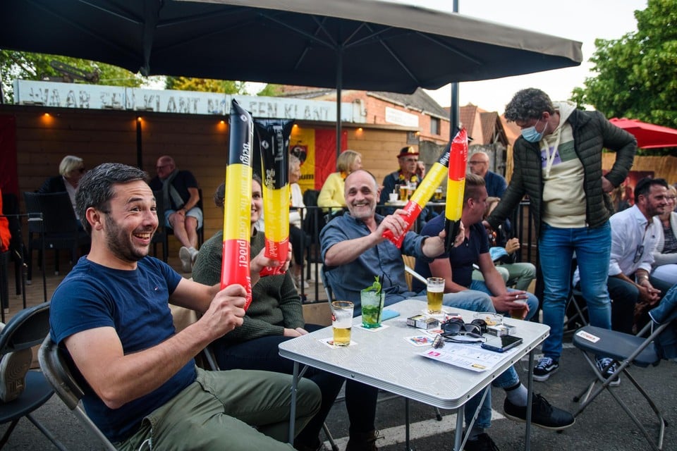 Supporters vieren het eerste doelpunt