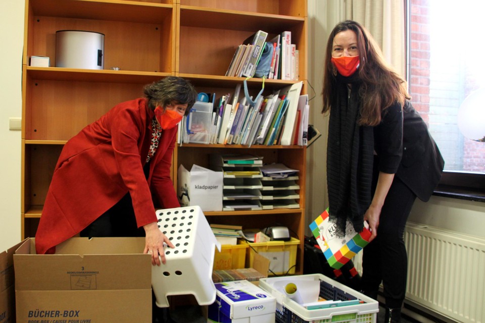 Gedeputeerde Kathleen Helsen en directeur Sylvia Pardon helpen een handje bij de verhuis van docAtlas.