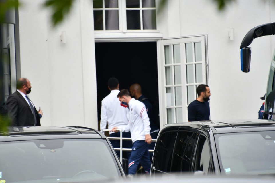 Messi en ploegmaats bij het binnengaan van het Van der Valk-hotel in Oostkamp.