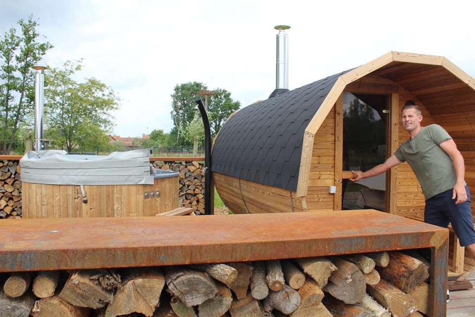 Kevin Oris toont de hottub en de sauna met uitzicht op de dieren.