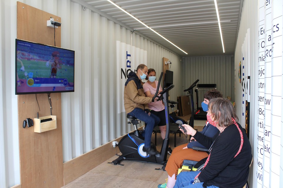 De atleten leven zich uit in de container.