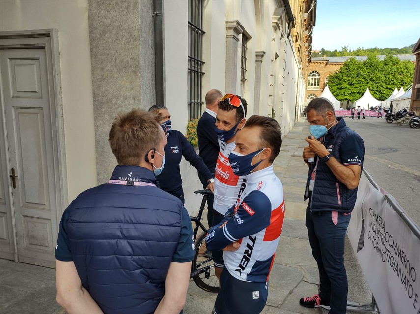 Vincenzo Nibali geraakte na een race tegen de klok toch tijdig klaar na een polsbreuk.