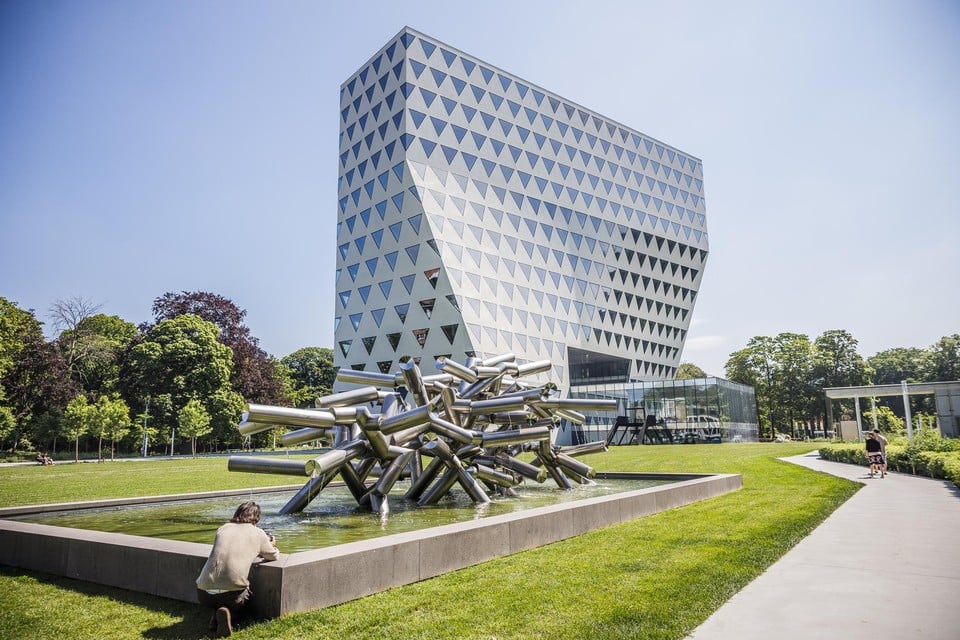 Antwerpen kan weer genieten van het waterballet van Pol Bury. Binnenkort wordt nog een bank bij het kunstwerk geplaatst.