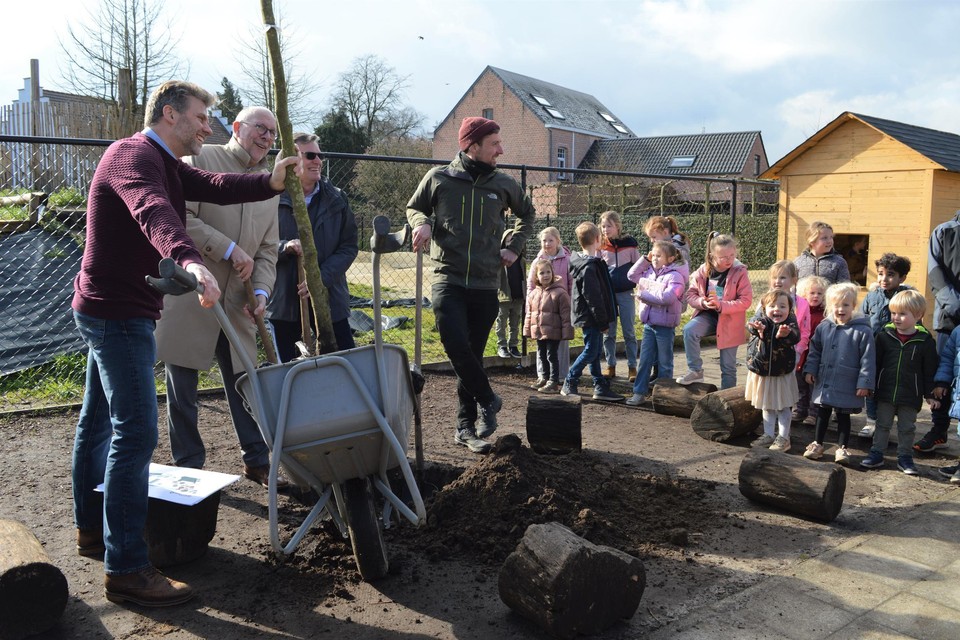 Directeur Christophe Delen, gedeputeerde Luc Lemmens, burgemeester Johan De Ryck en papa Jeroen Maes van Groen Atelier tijdens het planten van een haagbeuk.