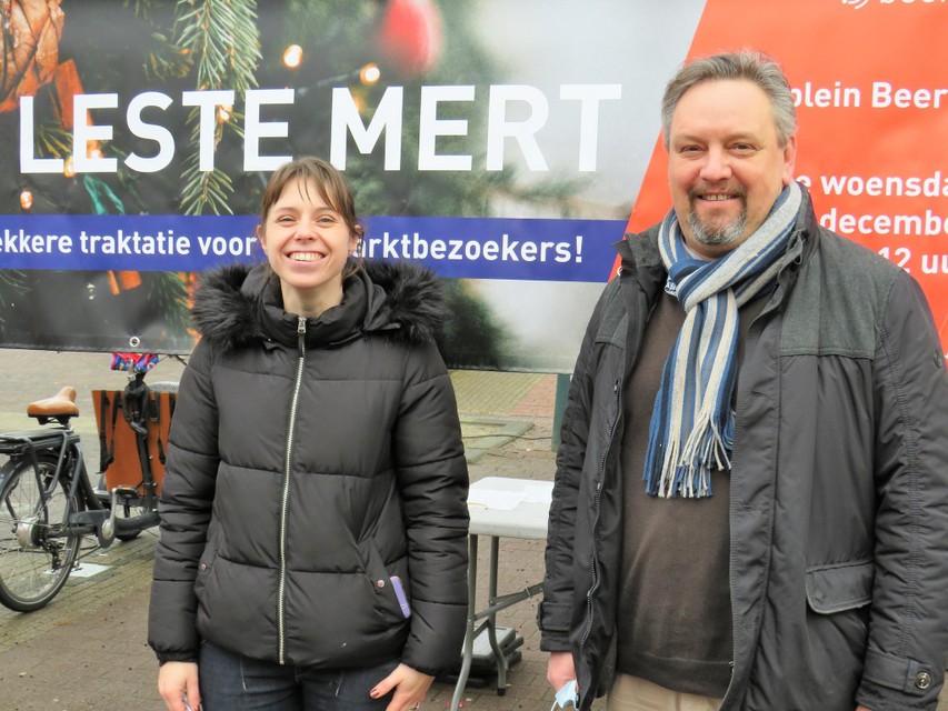 Schepen Stefan Poortmans en Anneleen Verboven van het marktcomité. Het was letterlijk de laatste markt in zijn functie als schepen. 