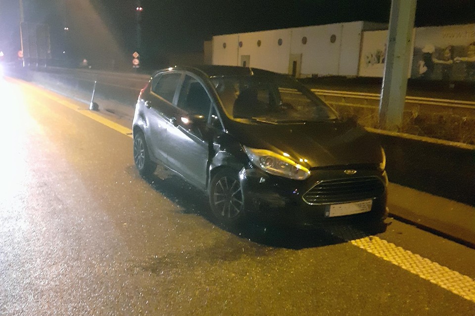 De auto staat gehavend op de middenberm van de E313 in Geel-West.