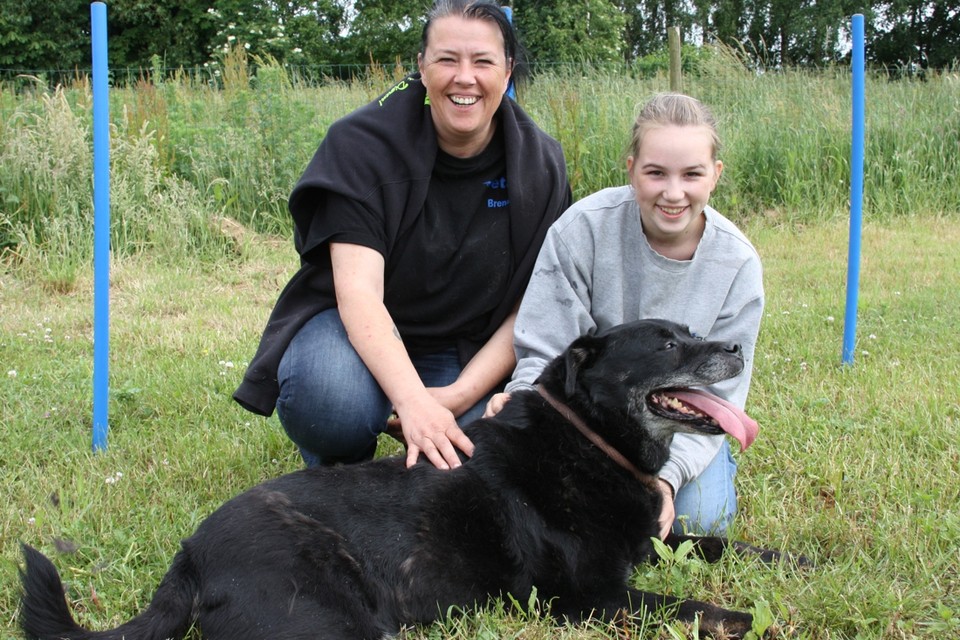 Dierenrechtenactiviste Brenda Nerinckx (links) met haar dochter bij een andere hond dan Jacky. 