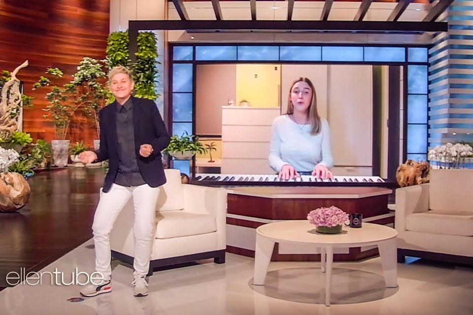 Talkshowhost Ellen DeGeneres kan de benen niet stilhouden op Lises versie van de Brabançonne.