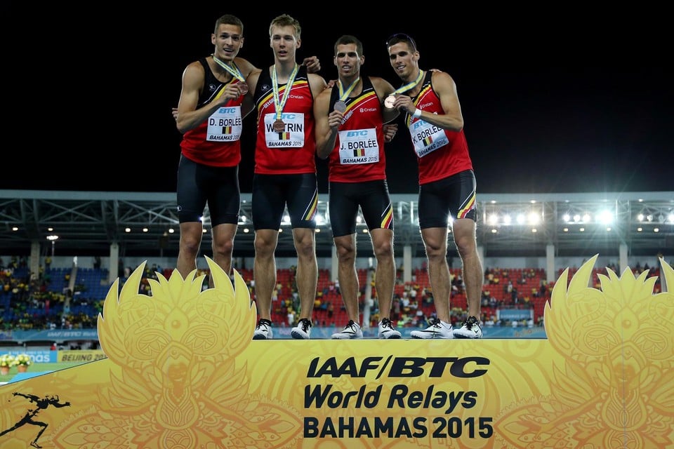 Dylan (links), Jonathan (tweede van rechts) en Kevin Borlée (rechts) met Julien Watrin na het halen van een medaille in de World Relays 2015.