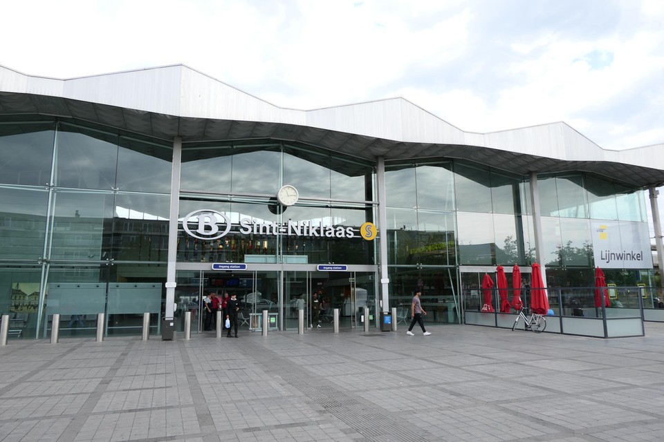 In het Sint-Niklase station vielen zaterdag twee mensen flauw.