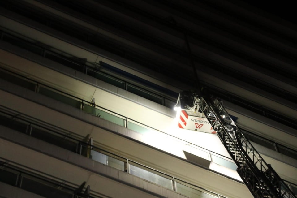 De brandweer moest met een ladderwagen tot de dertiende verdieping.