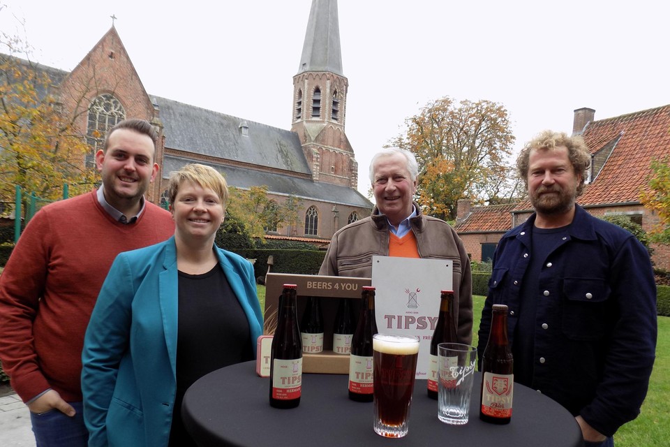 Toon Van Bree en Stefanie Van den Brande van B&B Stillant in het hartje van Gierle herlanceren met brouwers Jo en Marc Hermans het originele Tipsy-bier.