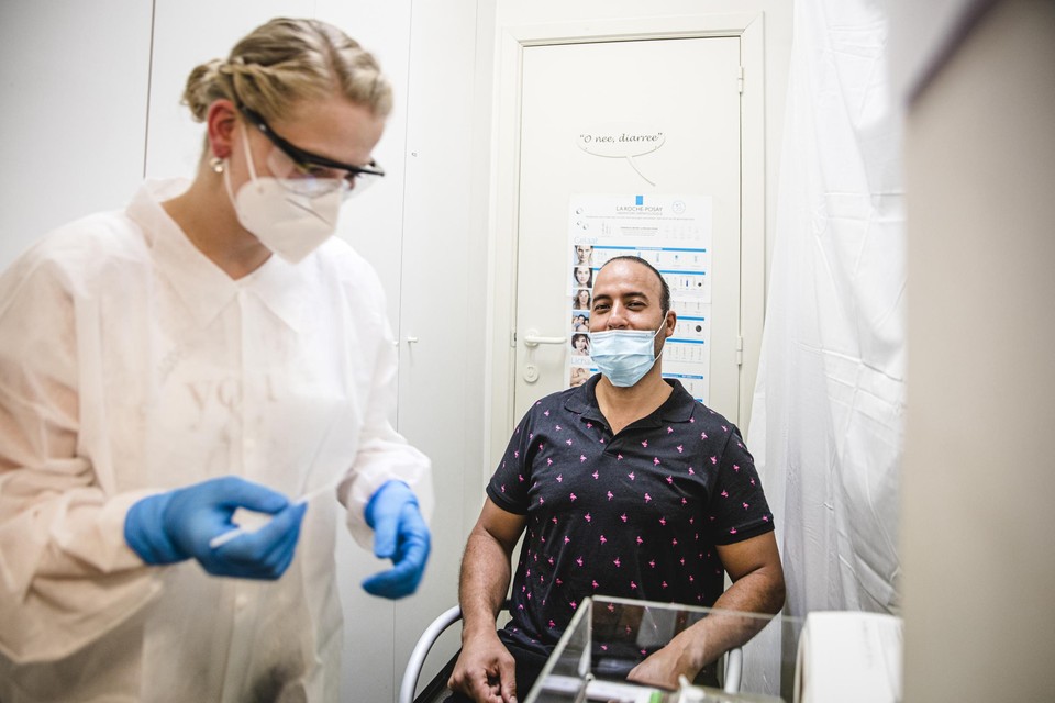Apotheker Valerie Fockaert van Multipharma neemt in Deurne een test af van de 39-jarige Hassan El Mourabet.
