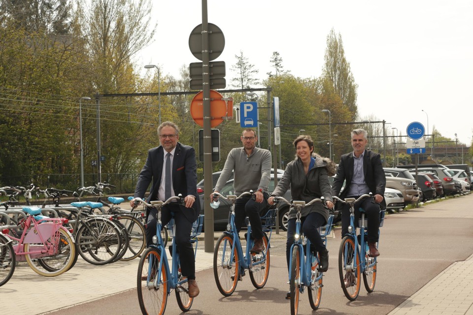 Schepen van Mobiliteit Koen Kennis (N-VA) en Anne Coppens, directeur van Blue-Mobility, arriveren samen met de projectpartners aan het station van Ekeren. 