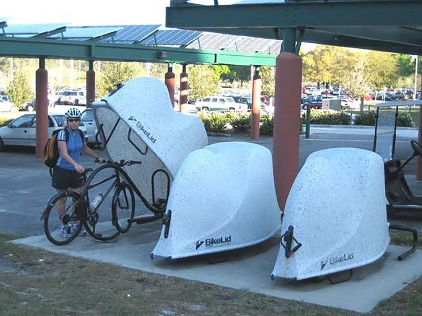 In deze kokers kunnen fietsen veilig en droog worden achtergelaten.
