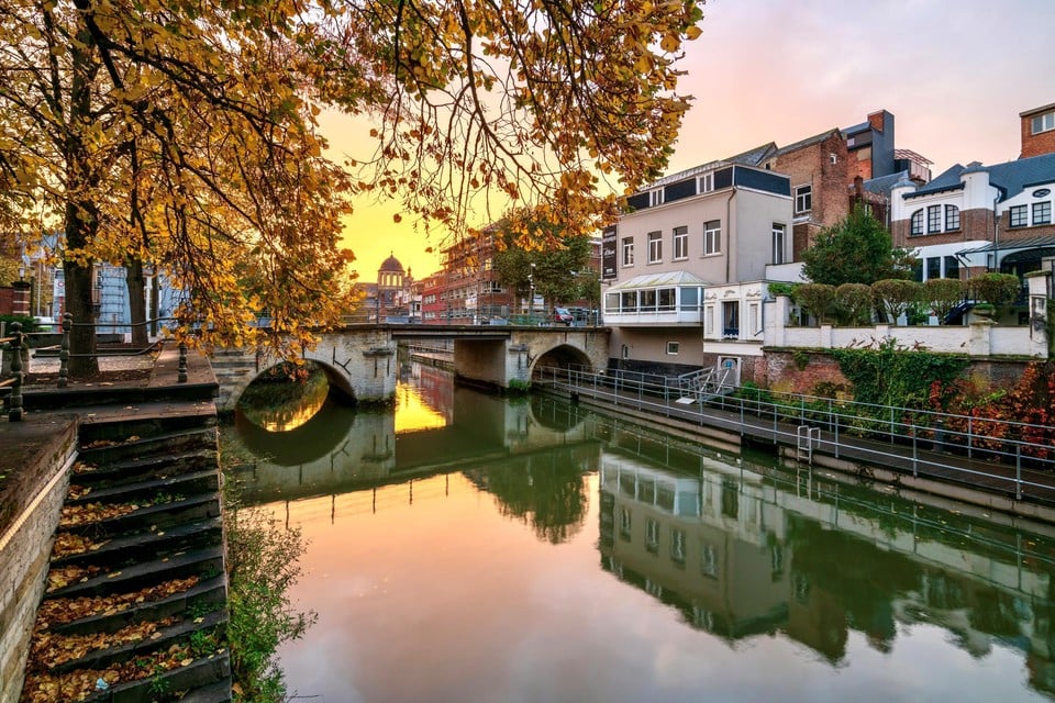 Prachtige herfstkleuren aan de Fonteinbrug in de Mechelse binnenstad. 