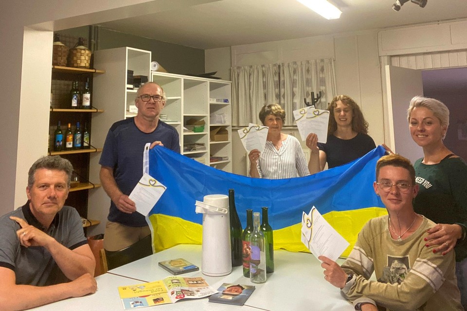 Tom Claessen, Guido Van Beek, Annie Erpels en Els Steemans van de Wereldwinkel krijgen voor het solidariteitsetentje onder meer hulp van de Oekraïense vluchtelingen Elena Oliinyk en Yelena Terletska. 
