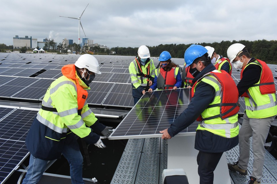 Vlaams minister van energie Zuhal Demir (N-VA) plaatste mee het laatste zonnepaneel van Floating PV.  