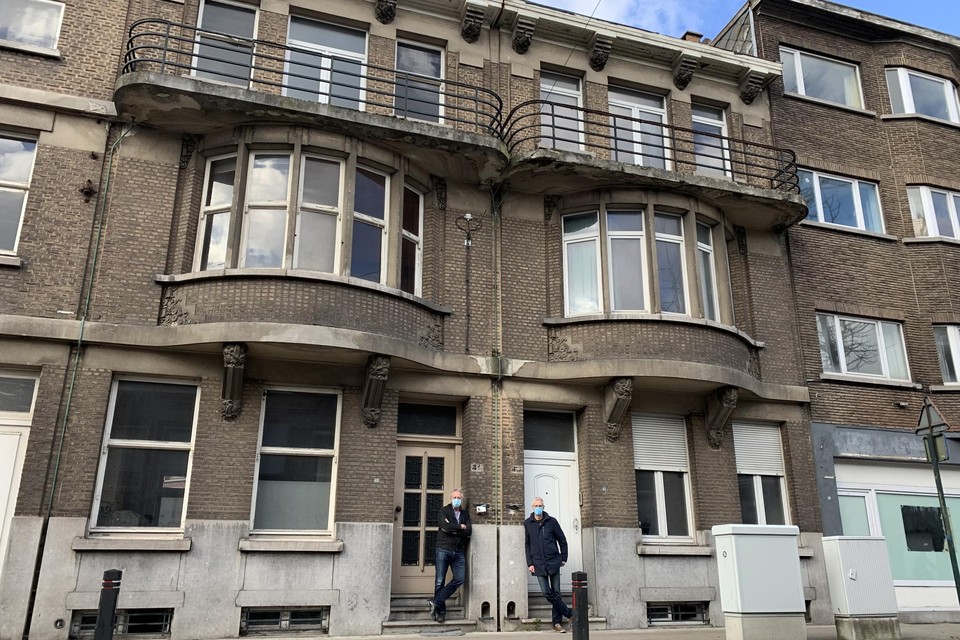 De gespiegelde art-decowoningen in de Antwerpsestraat 45 en 47, mogen afgebroken worden. Karl Fret en Herman Siebens van ALB houden de wacht.