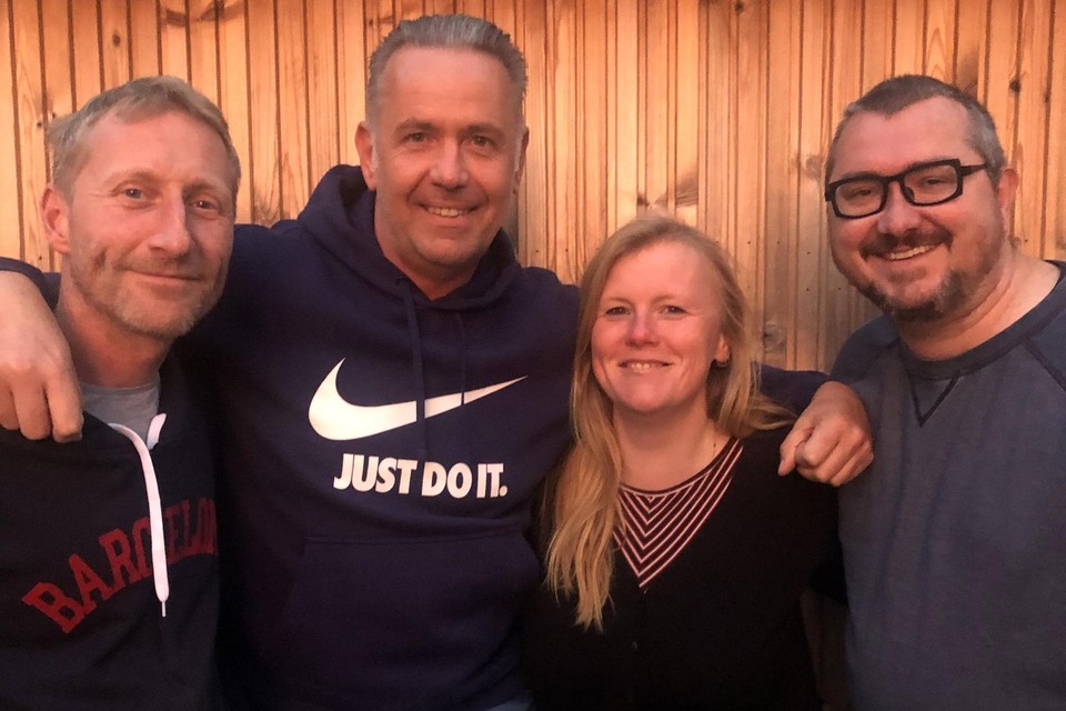 Geert Voet, Ron Magis, Sony Van Gasse en Joeri Straetemans maken zich op voor een feestje.