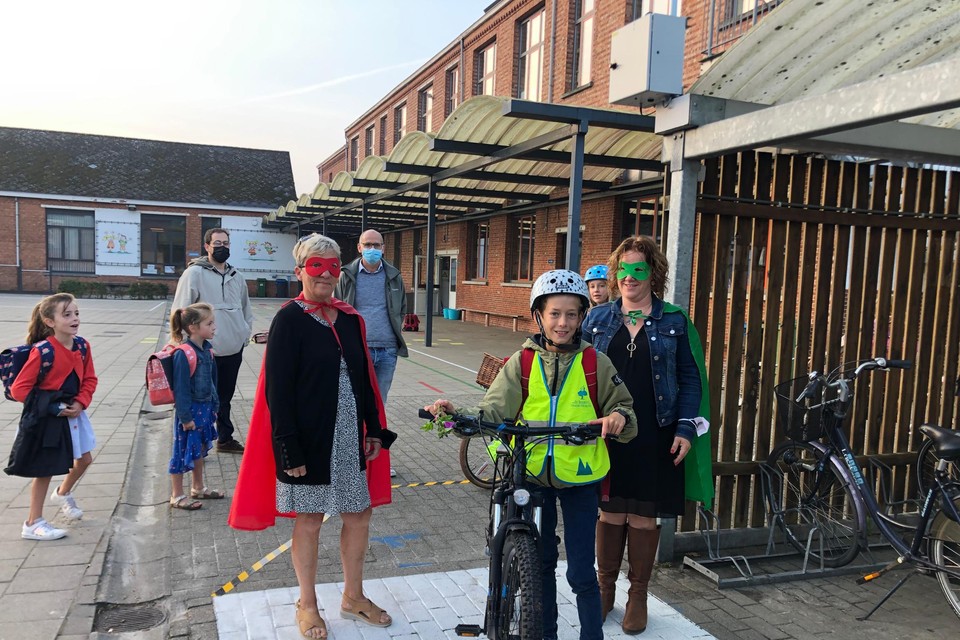 De verklede juffen Frieda en Nele van basisschool De Omnibus in Tielen verwelkomen met schepen Rob Guns de leerlingen met Bike2School.