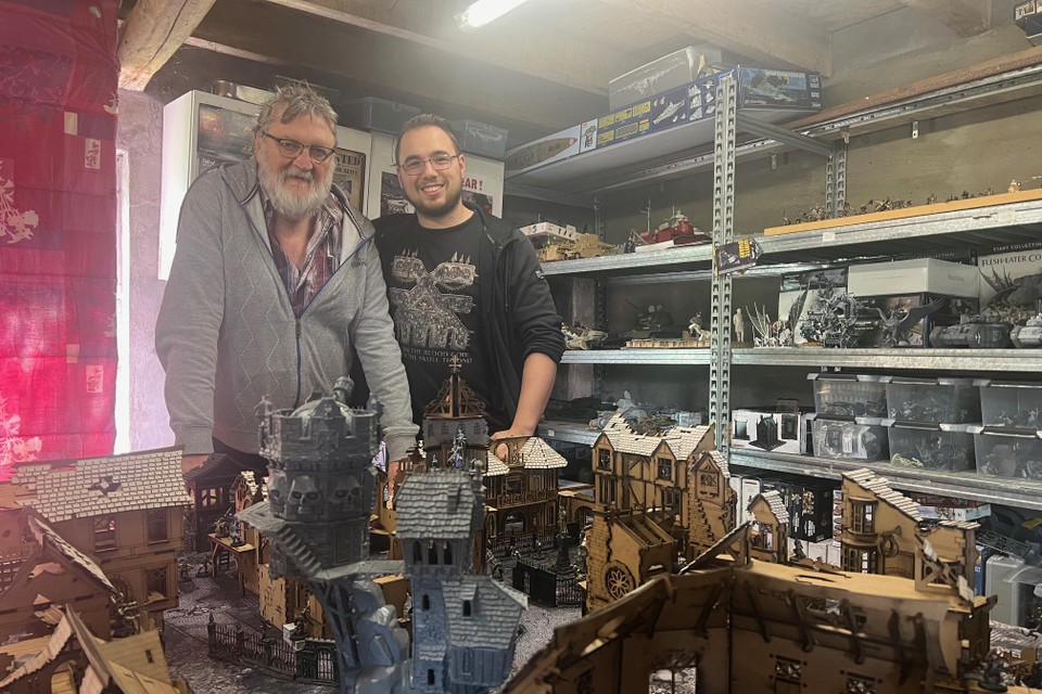 Marc en Niels tonen hun hobby bij Toeren om te Loeren: modelbouw en duistere figuurtjes.