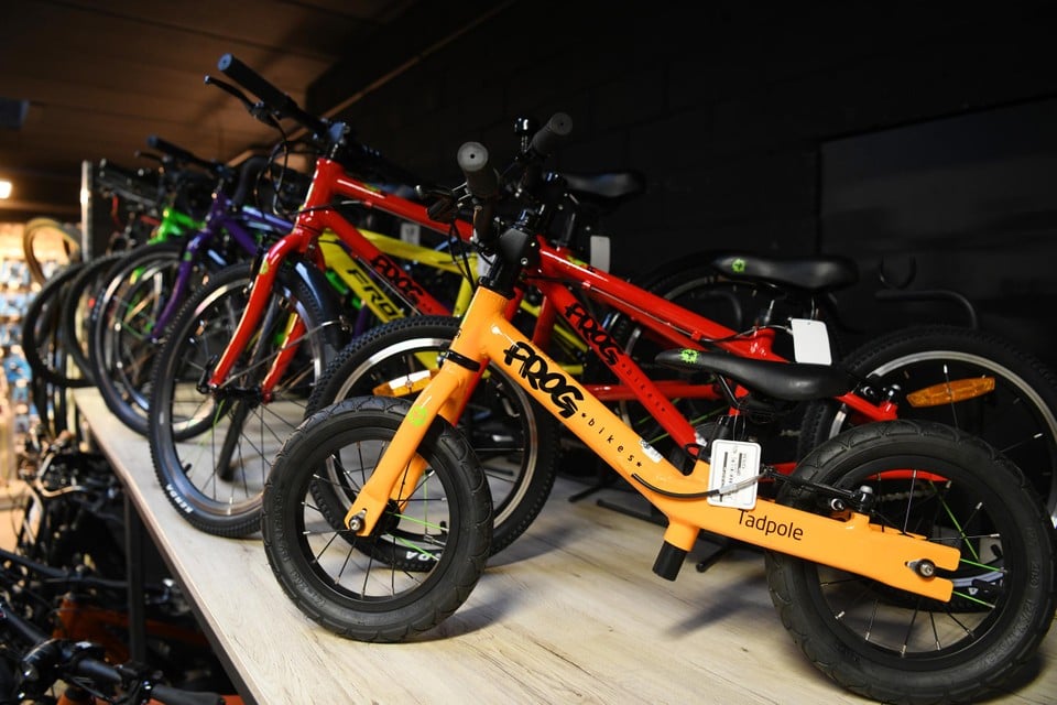 De kinderfietsen staan klaar in het atelier van XTR. 