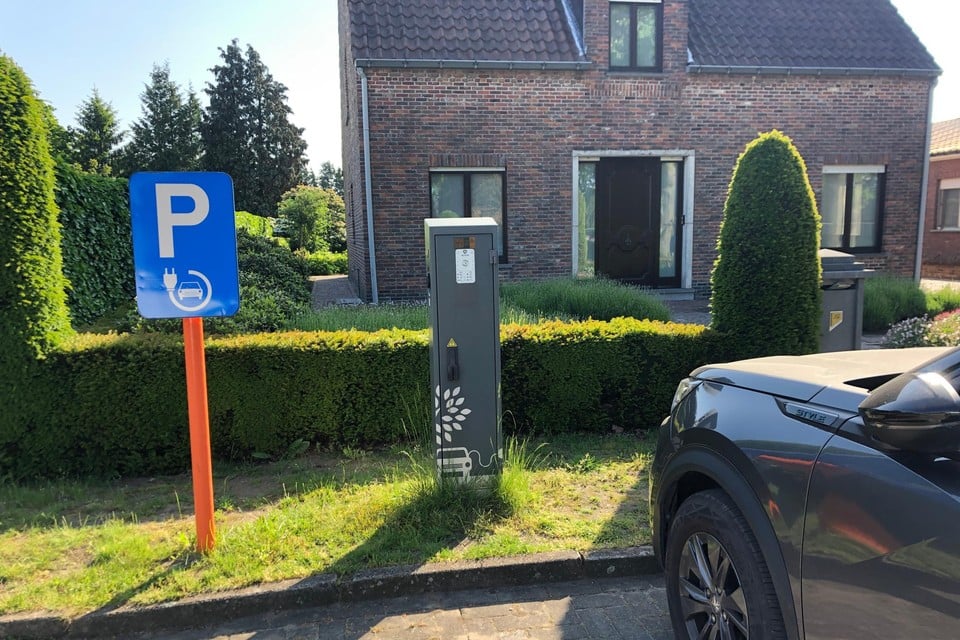 Er staat al een laadpaal voor elektrische auto’s aan Wijngaard in Poederlee. De gemeente Lille maakt werk van tien extra laadpunten.