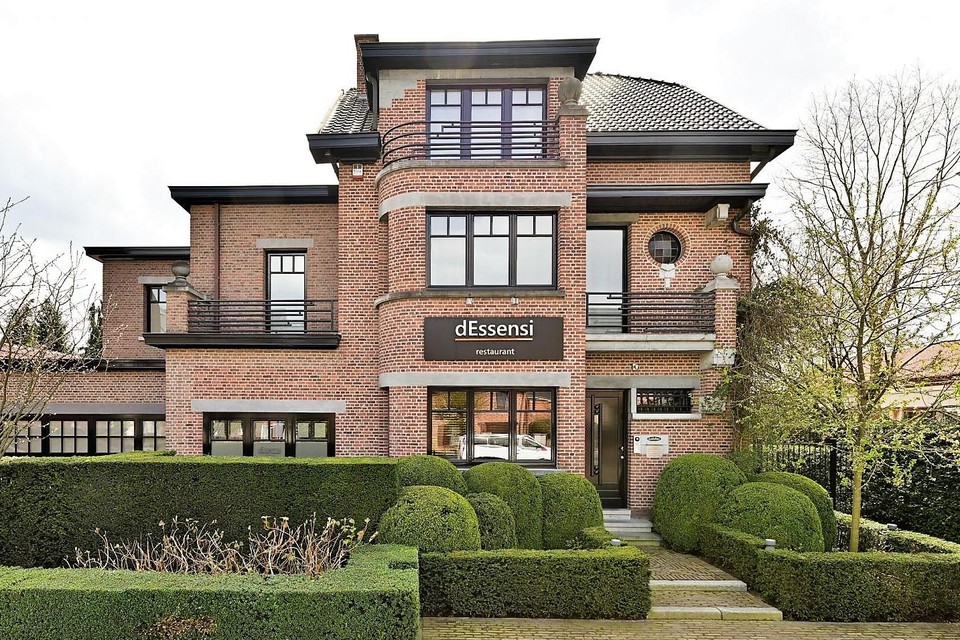 Restaurant dEssensi ontving haar gasten in een prachtig gerenoveerde directeurswoning in hartje ‘s-Gravenwezel, met riante achterliggende tuin.