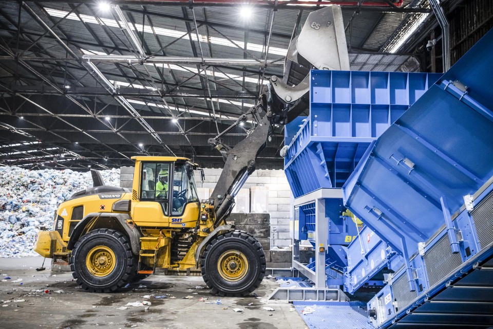 Overleving nieuwigheid bijvoeglijk naamwoord Wat gebeurt er met onze Nieuwe Blauwe Zak: op bezoek in de 'sorteerfabriek'  | Gazet van Antwerpen Mobile