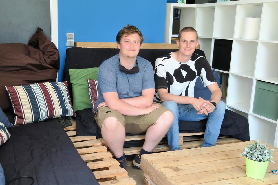Jeugdwerker Jonas Vanderoost met Alex Pronker in één van de gezellige praathoeken in het Warme William Huis.