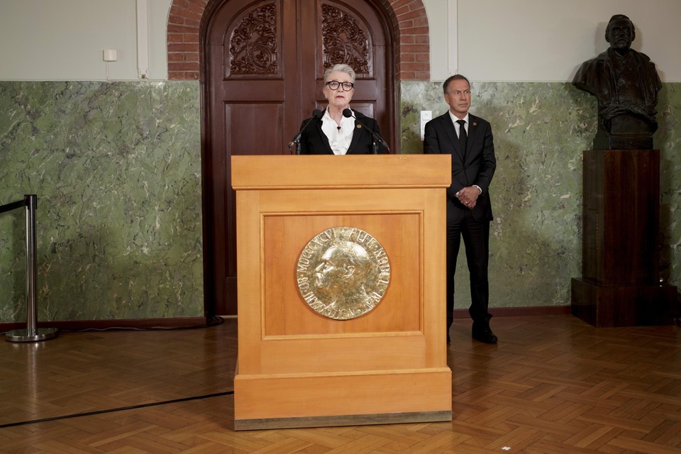 Berit Reiss-Andersen, hoofd van het Nobelprijscomité maakt de winnaars van de Nobelprijs voor de Vrede bekend. 
