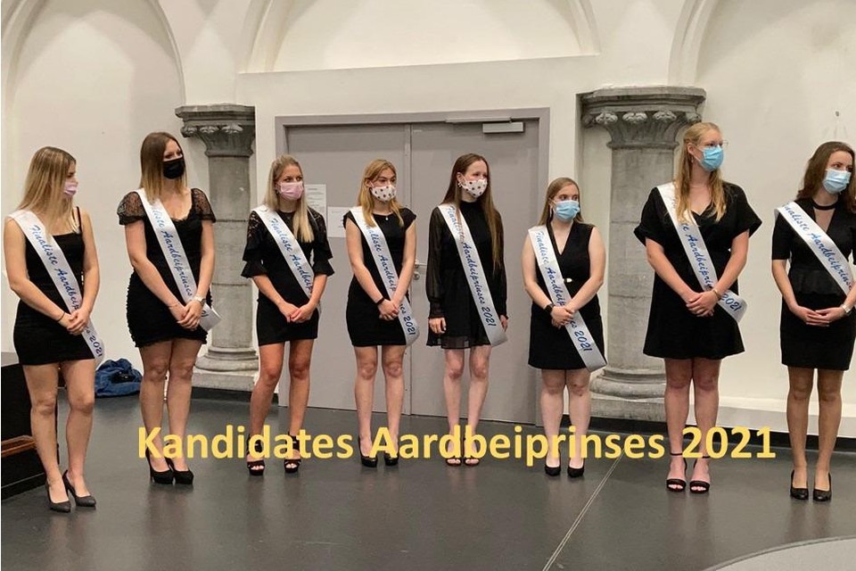 De acht finalisten van de miss Aardbeiverkiezing.