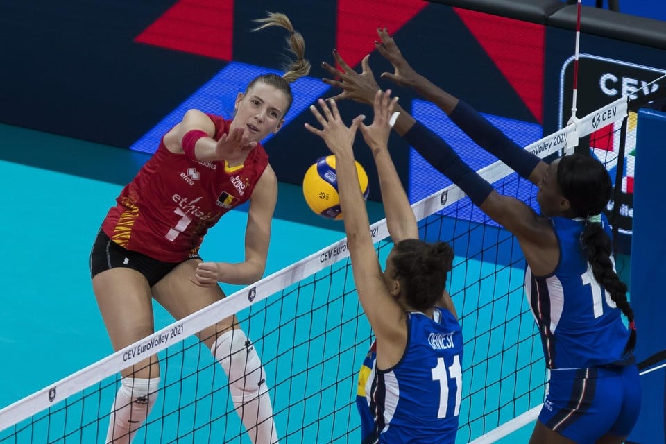 Celine Van Gestel aan het werk op het EK tijdens de door de Yellow Tigers verloren achtste finale tegen Italië.