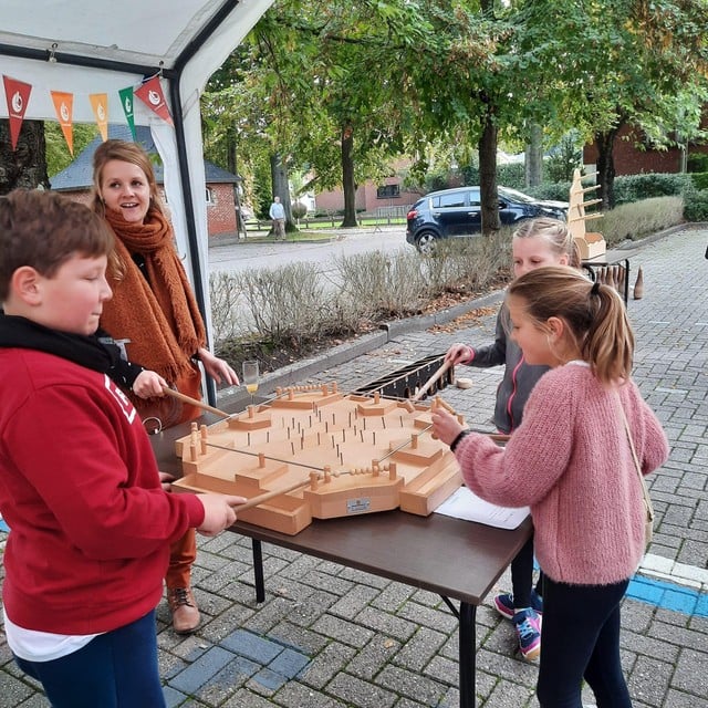 De volksspelen vielen duidelijk in de smaak op 100 jaar Gezinsbond in Tielen.
