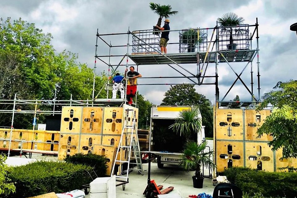 De zomerbar is in volle opbouw.
